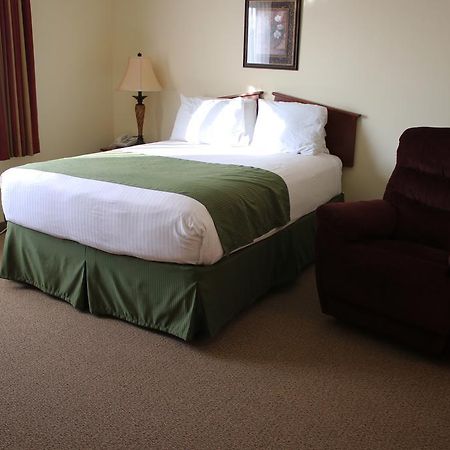 The Edgewood Hotel And Suites Fairbury Εξωτερικό φωτογραφία