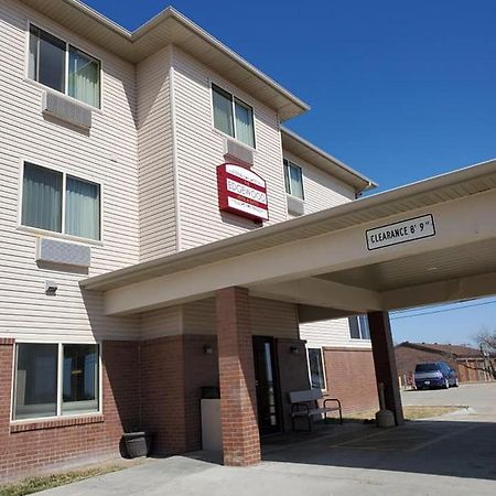 The Edgewood Hotel And Suites Fairbury Εξωτερικό φωτογραφία