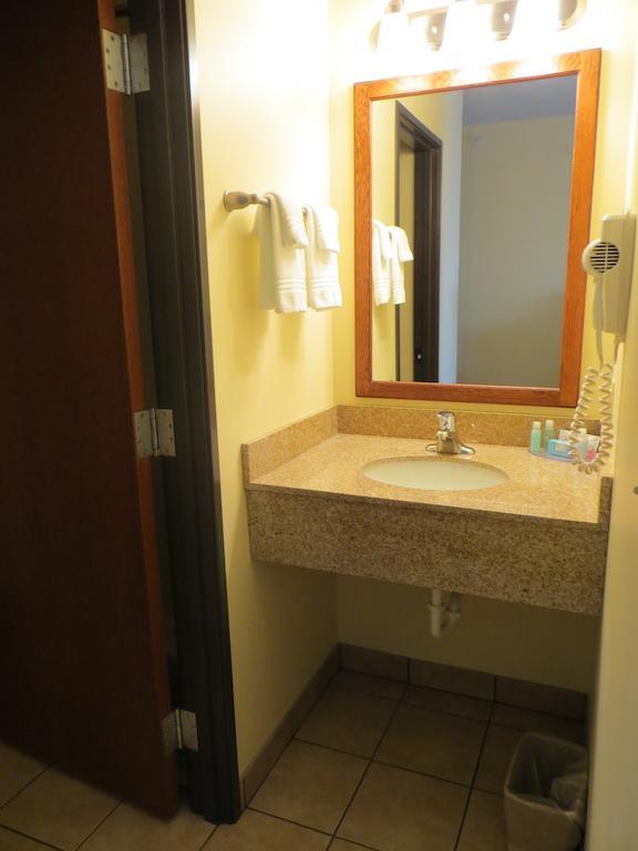 The Edgewood Hotel And Suites Fairbury Εξωτερικό φωτογραφία