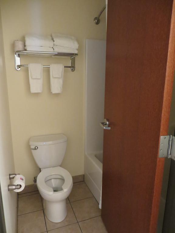The Edgewood Hotel And Suites Fairbury Εξωτερικό φωτογραφία