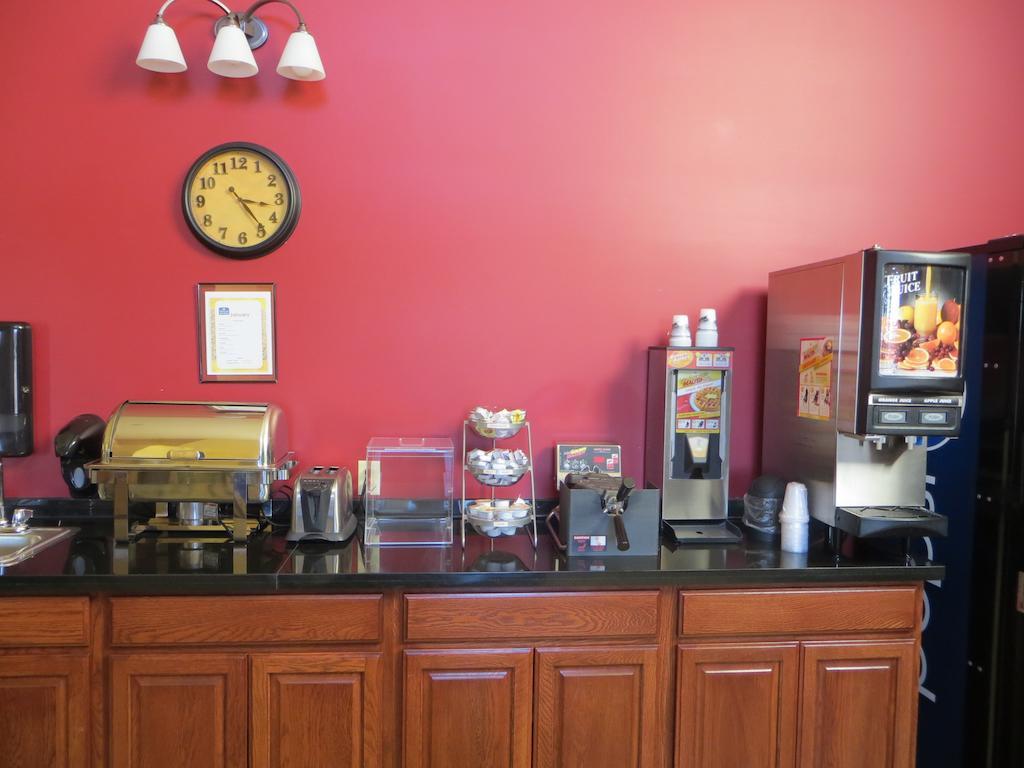 The Edgewood Hotel And Suites Fairbury Εξωτερικό φωτογραφία