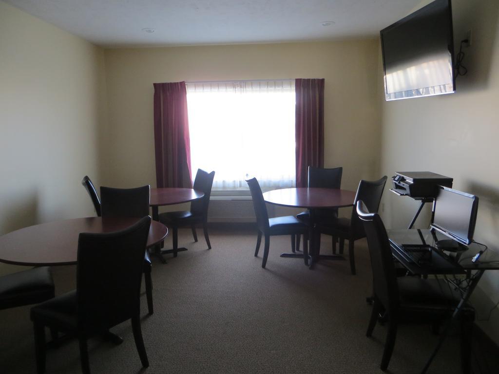 The Edgewood Hotel And Suites Fairbury Εξωτερικό φωτογραφία
