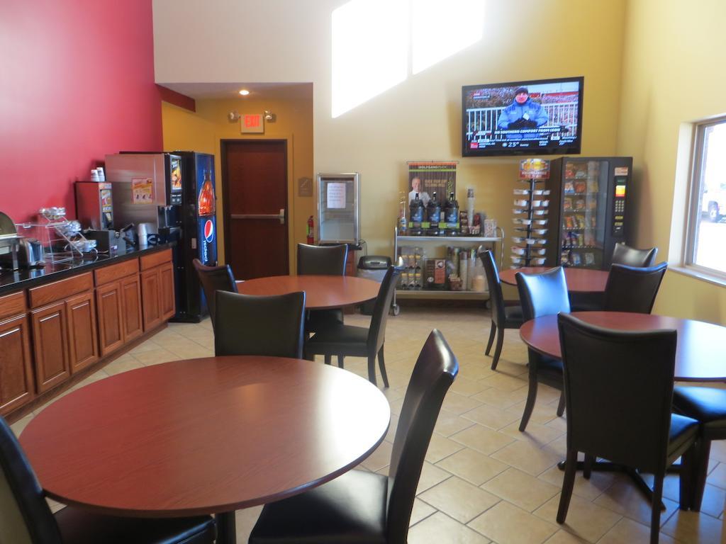 The Edgewood Hotel And Suites Fairbury Εξωτερικό φωτογραφία