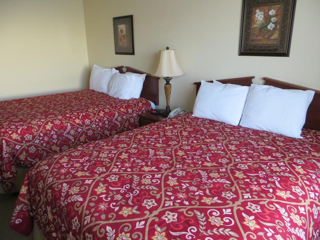 The Edgewood Hotel And Suites Fairbury Δωμάτιο φωτογραφία