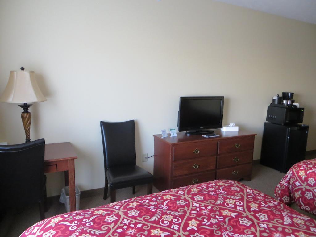 The Edgewood Hotel And Suites Fairbury Δωμάτιο φωτογραφία