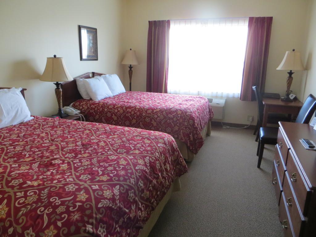 The Edgewood Hotel And Suites Fairbury Δωμάτιο φωτογραφία