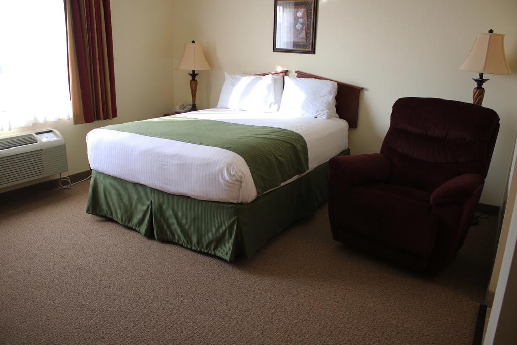 The Edgewood Hotel And Suites Fairbury Εξωτερικό φωτογραφία