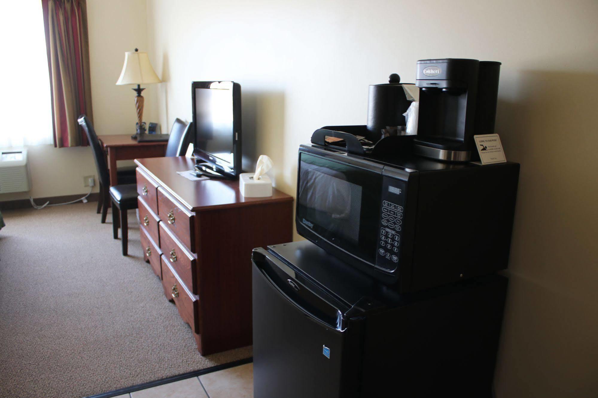 The Edgewood Hotel And Suites Fairbury Εξωτερικό φωτογραφία