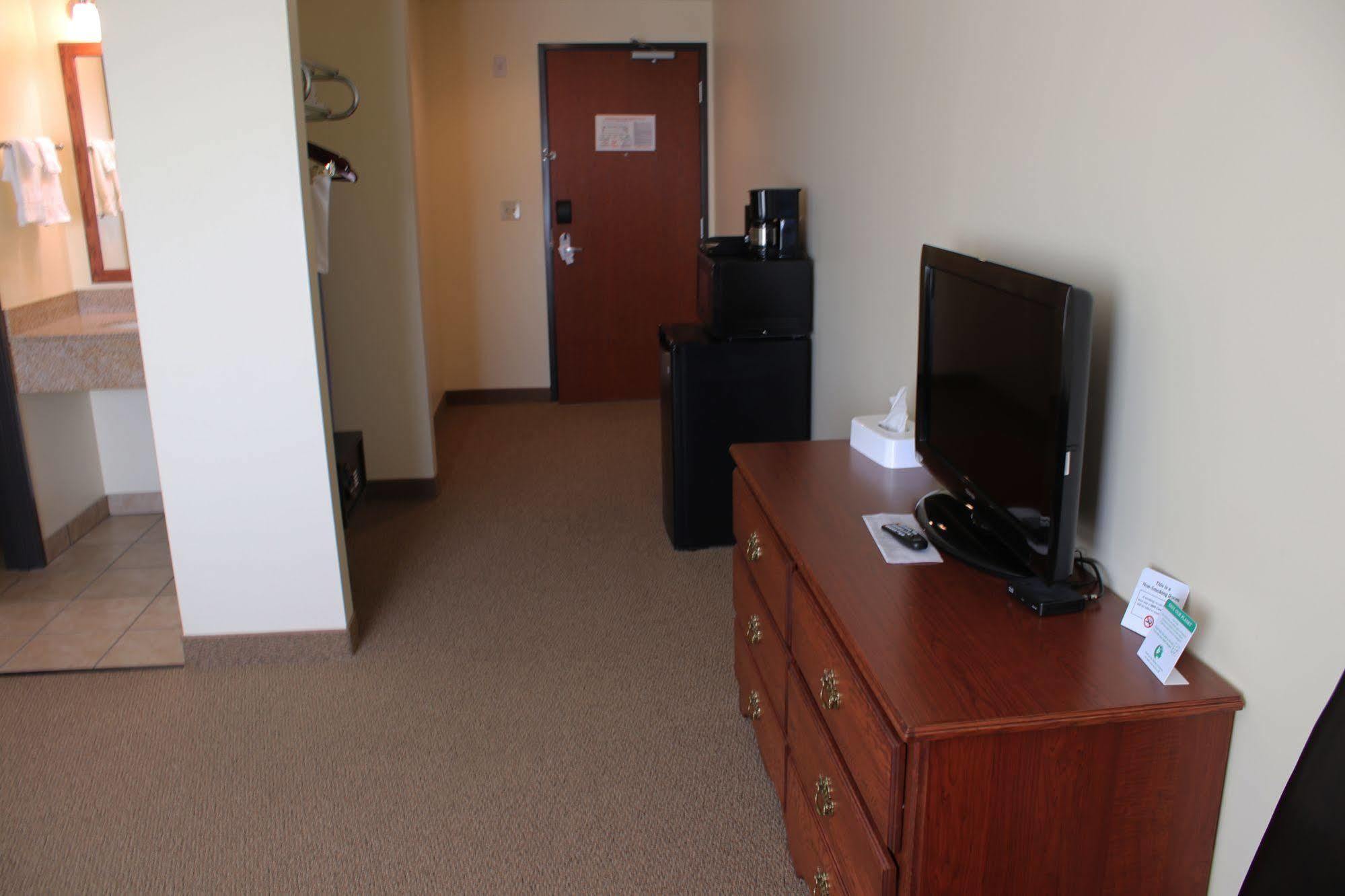 The Edgewood Hotel And Suites Fairbury Εξωτερικό φωτογραφία