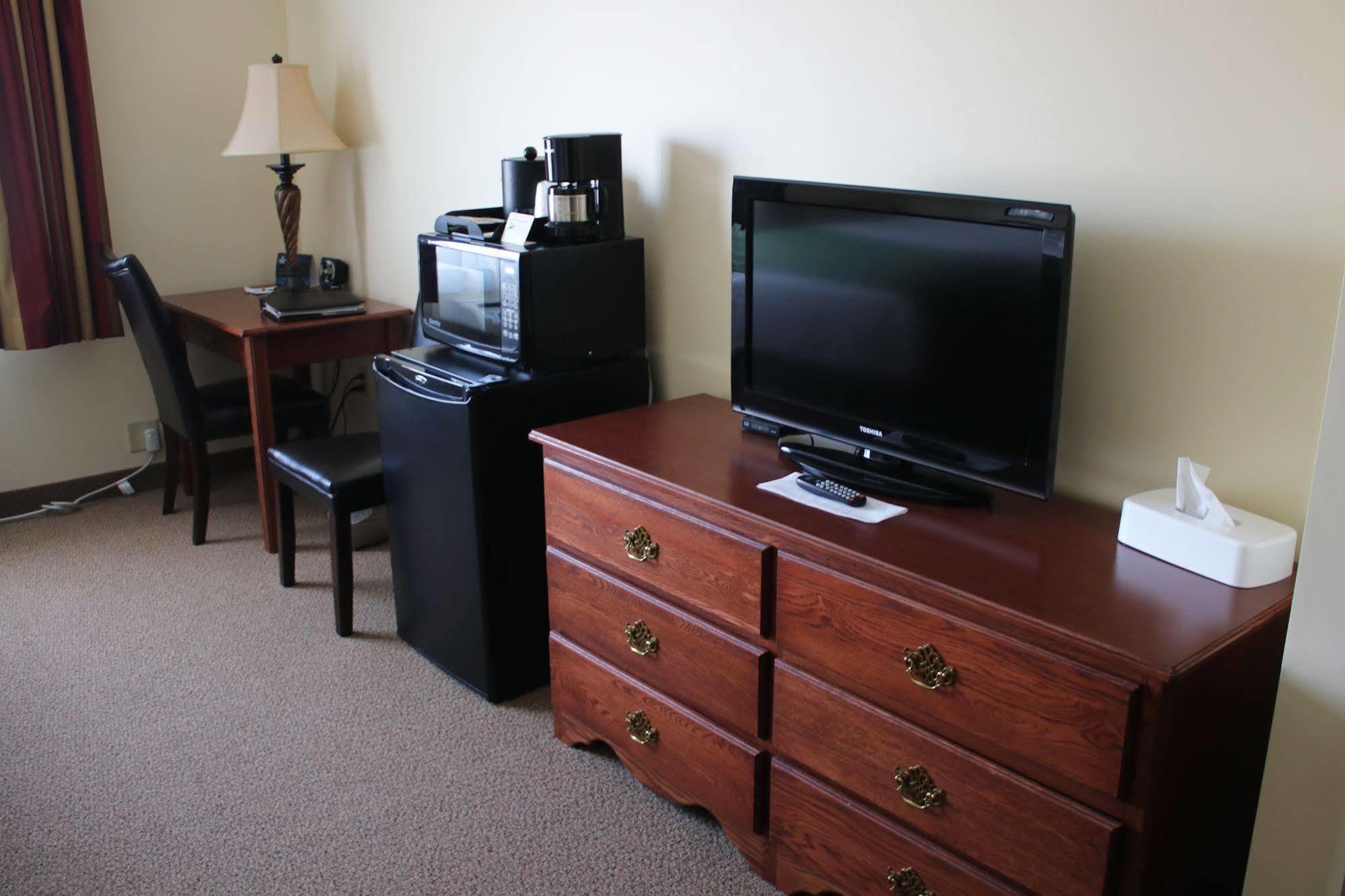 The Edgewood Hotel And Suites Fairbury Εξωτερικό φωτογραφία
