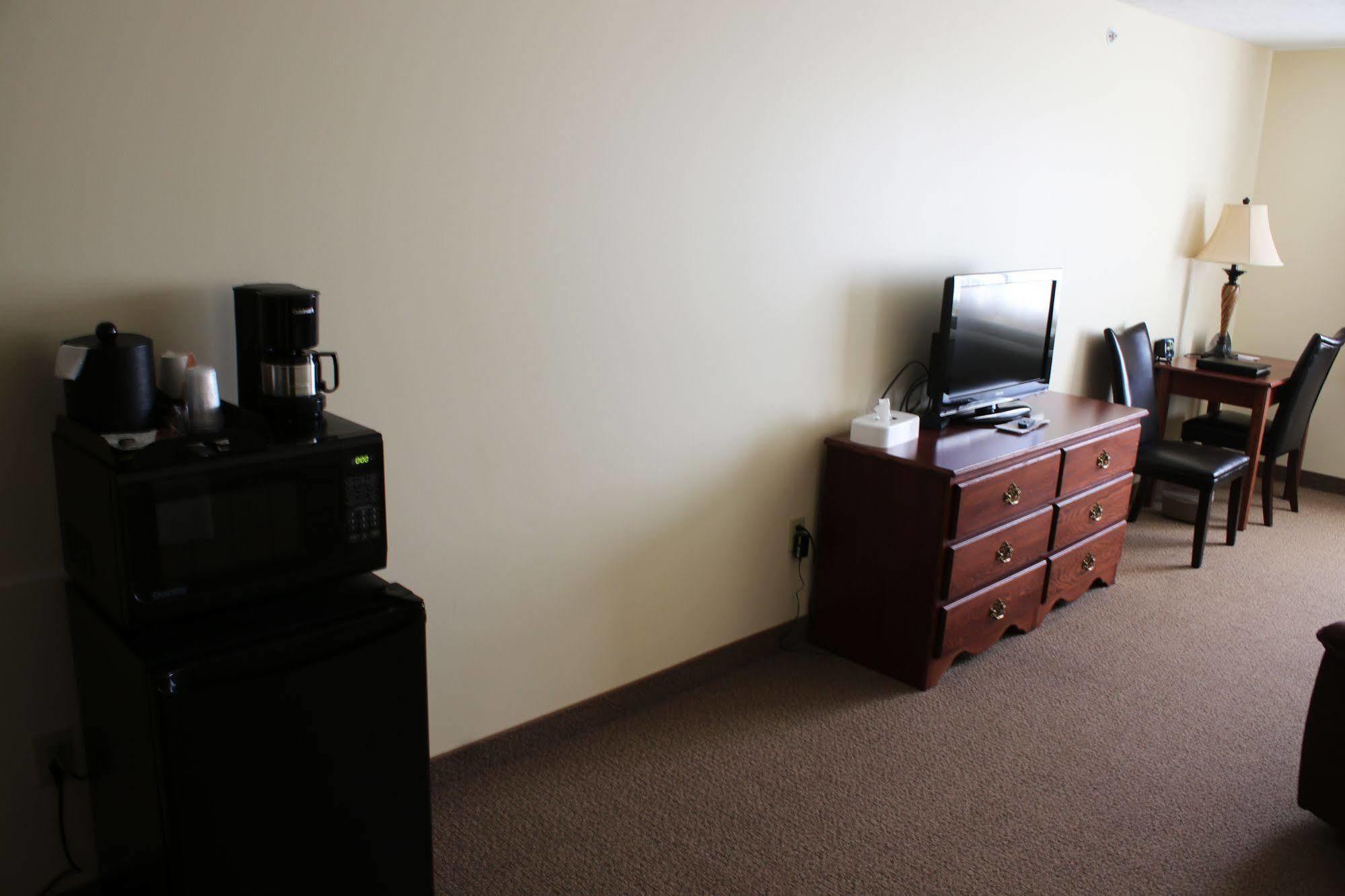 The Edgewood Hotel And Suites Fairbury Εξωτερικό φωτογραφία