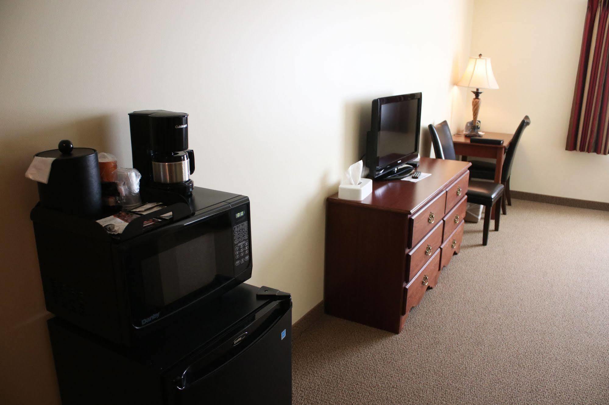 The Edgewood Hotel And Suites Fairbury Εξωτερικό φωτογραφία