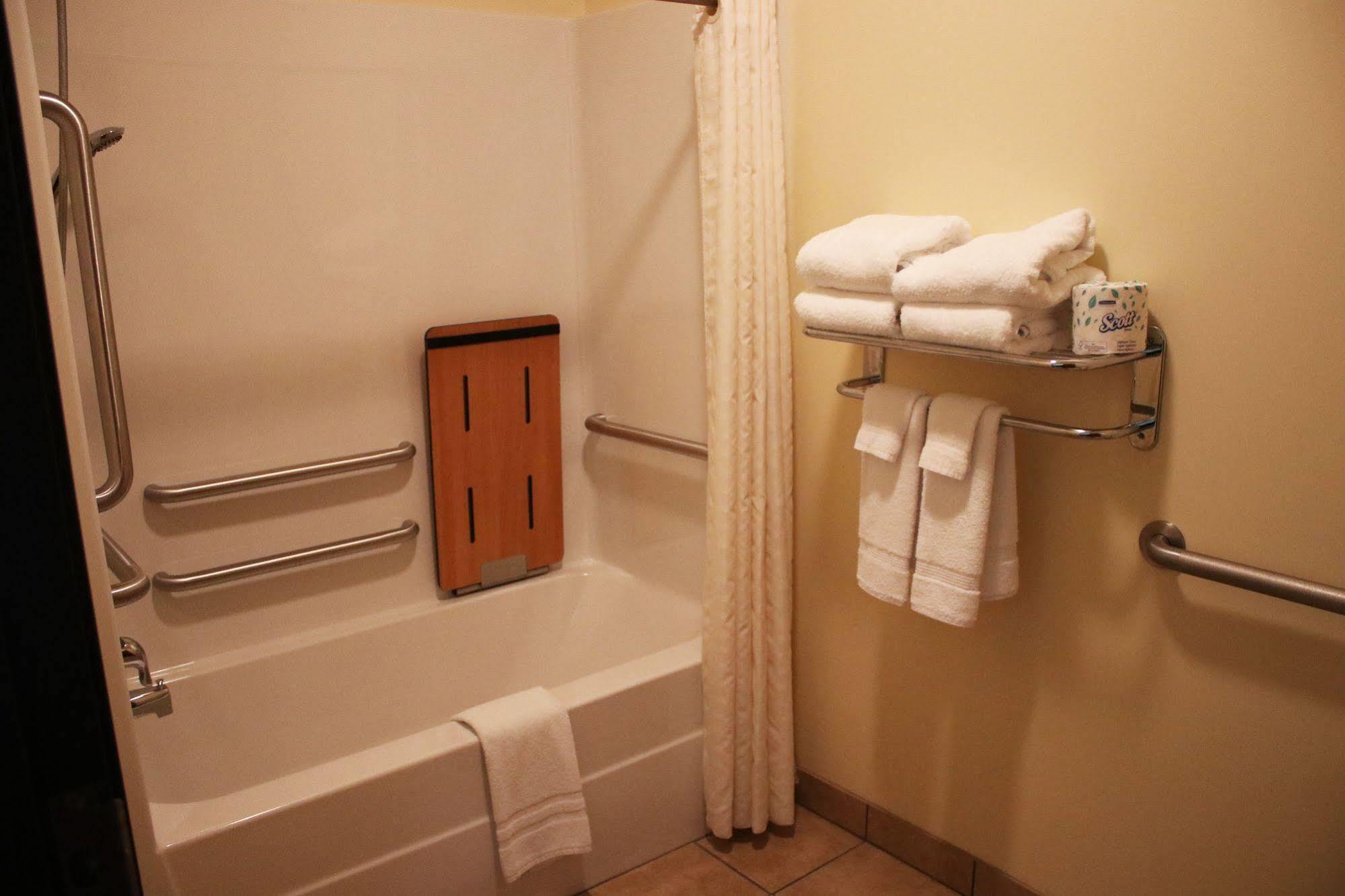 The Edgewood Hotel And Suites Fairbury Εξωτερικό φωτογραφία