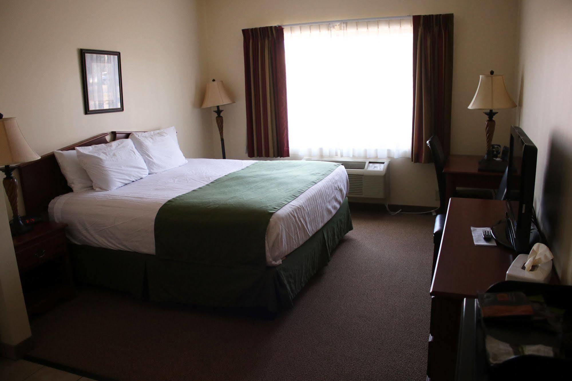 The Edgewood Hotel And Suites Fairbury Εξωτερικό φωτογραφία
