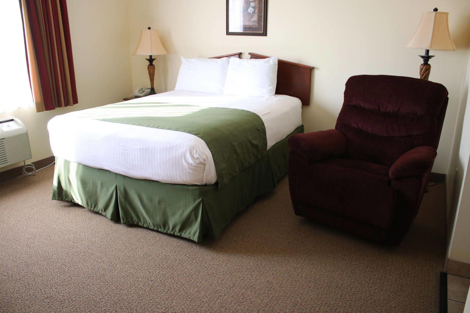 The Edgewood Hotel And Suites Fairbury Εξωτερικό φωτογραφία