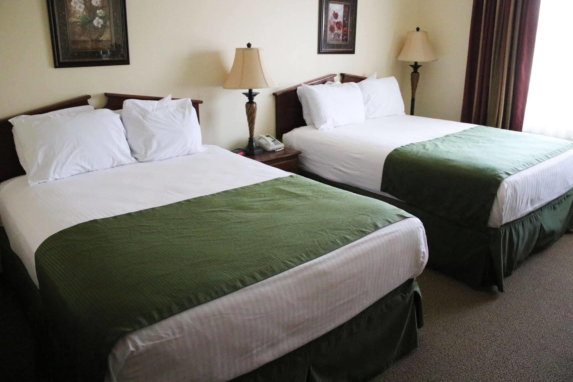 The Edgewood Hotel And Suites Fairbury Εξωτερικό φωτογραφία