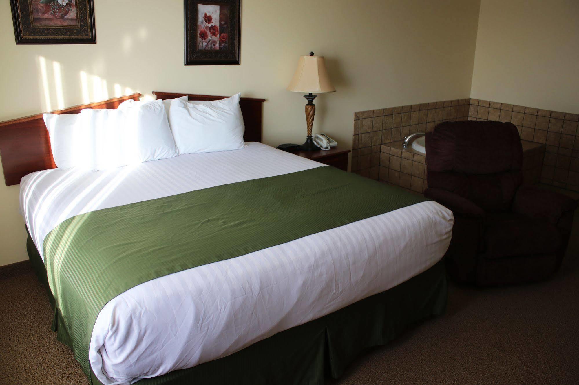 The Edgewood Hotel And Suites Fairbury Εξωτερικό φωτογραφία