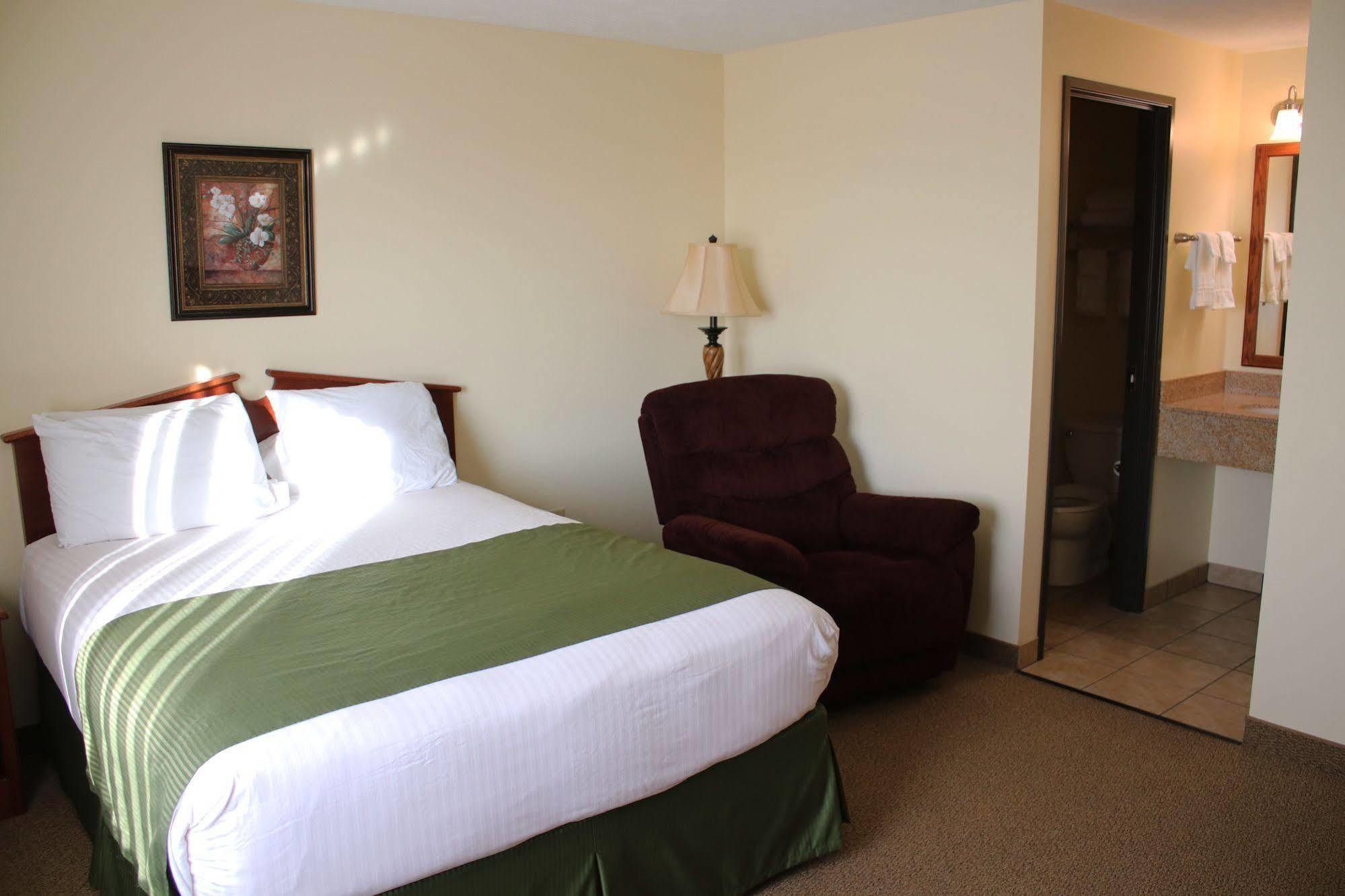 The Edgewood Hotel And Suites Fairbury Εξωτερικό φωτογραφία