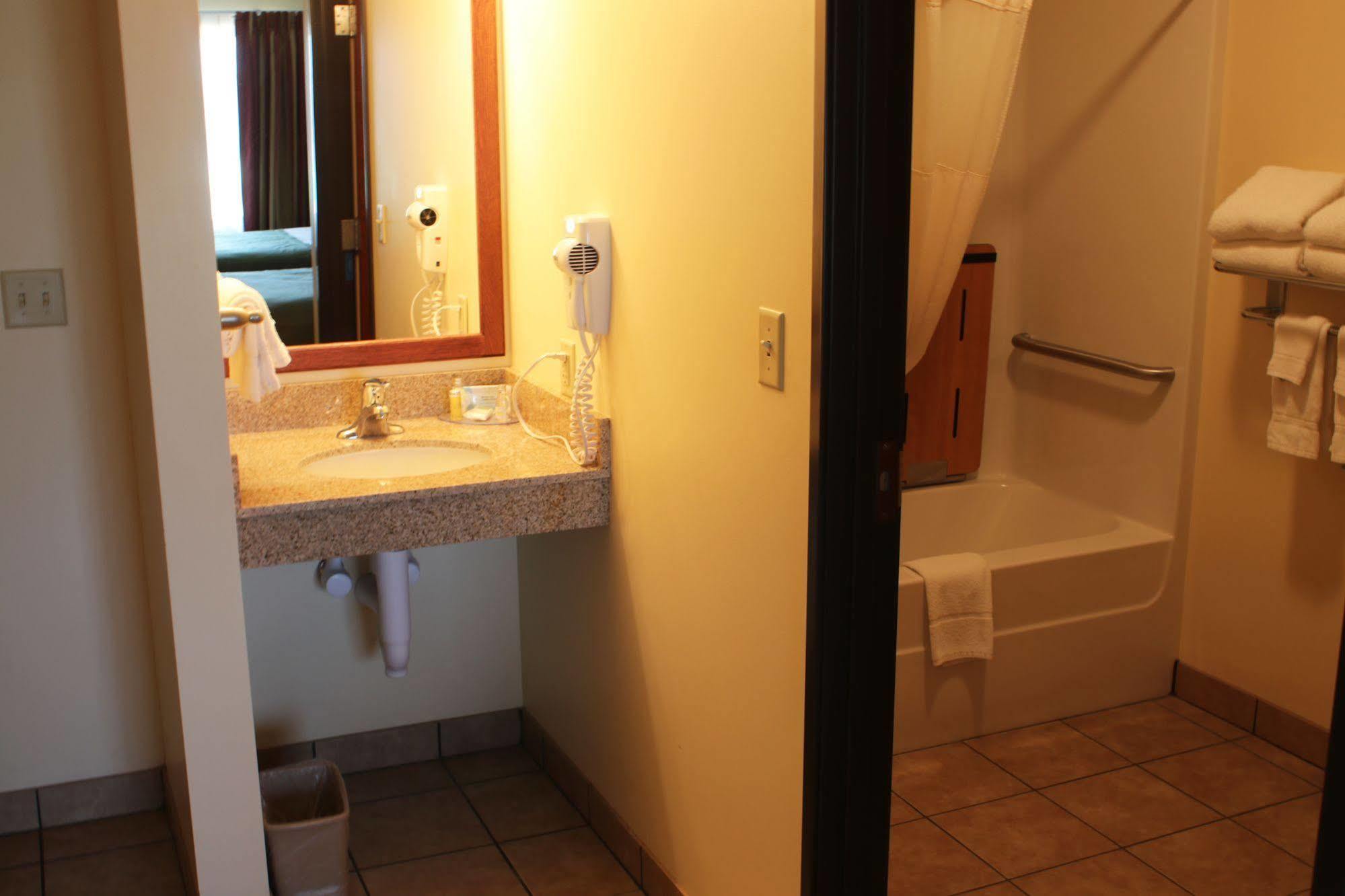 The Edgewood Hotel And Suites Fairbury Εξωτερικό φωτογραφία