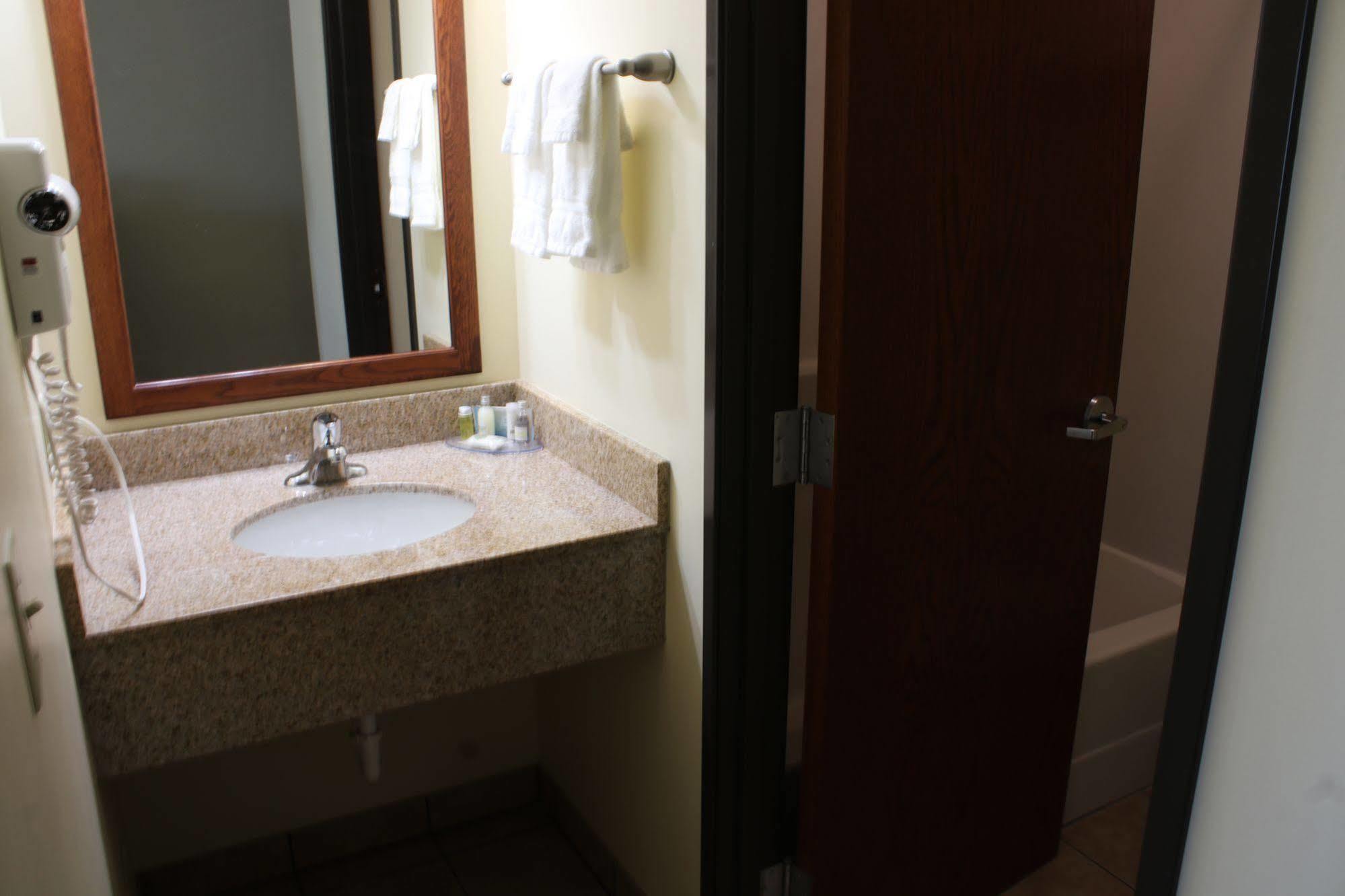 The Edgewood Hotel And Suites Fairbury Εξωτερικό φωτογραφία