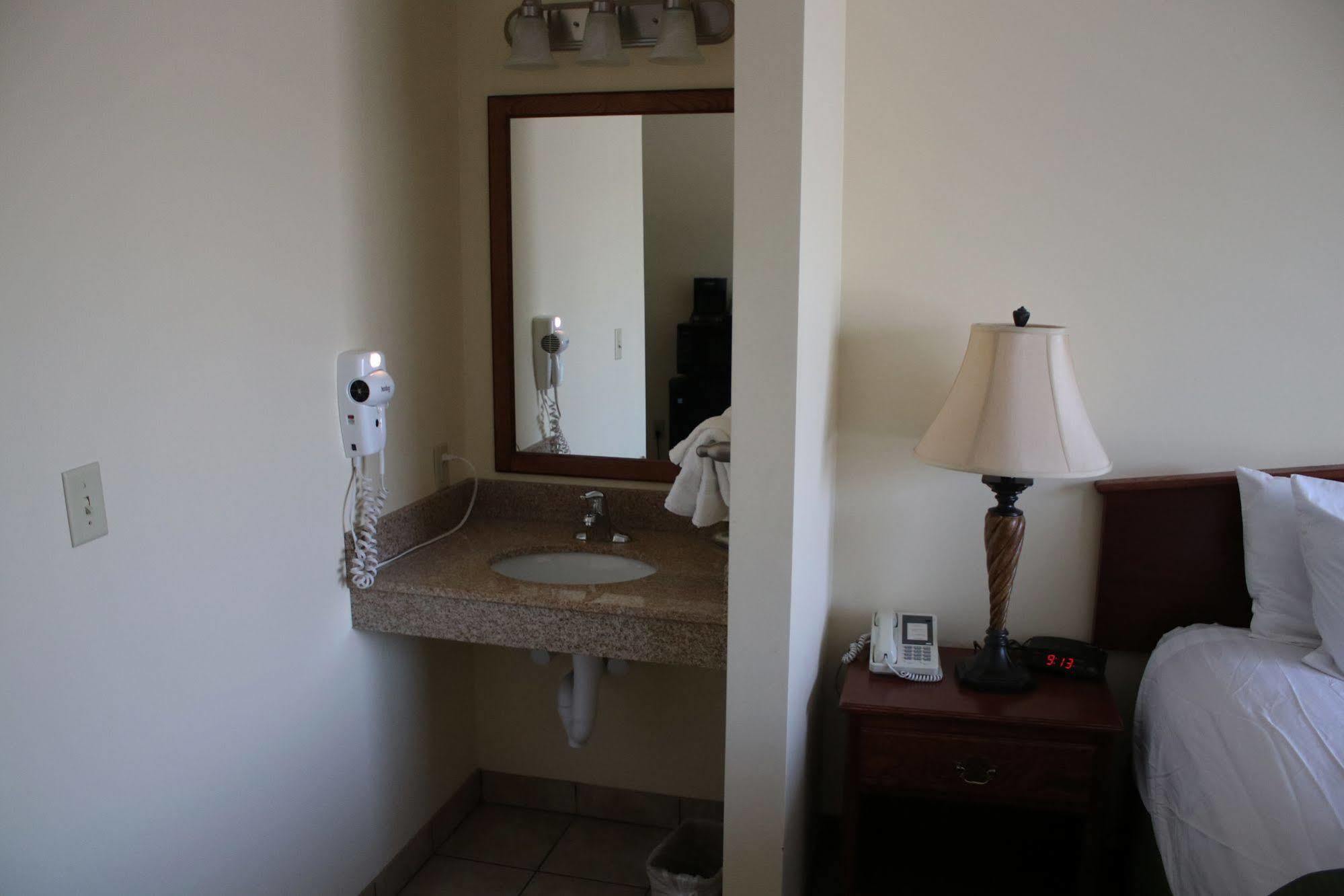 The Edgewood Hotel And Suites Fairbury Εξωτερικό φωτογραφία