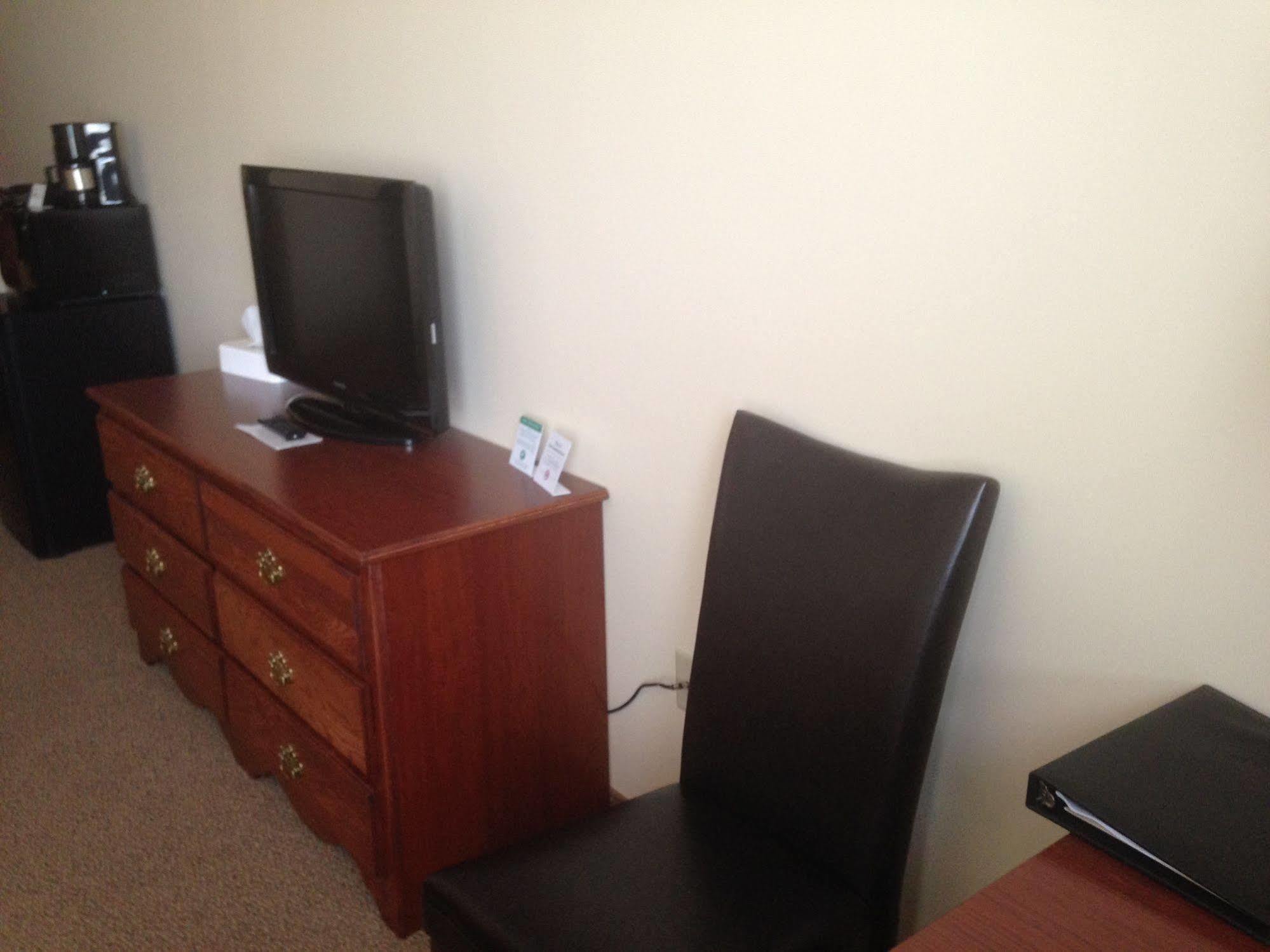 The Edgewood Hotel And Suites Fairbury Εξωτερικό φωτογραφία