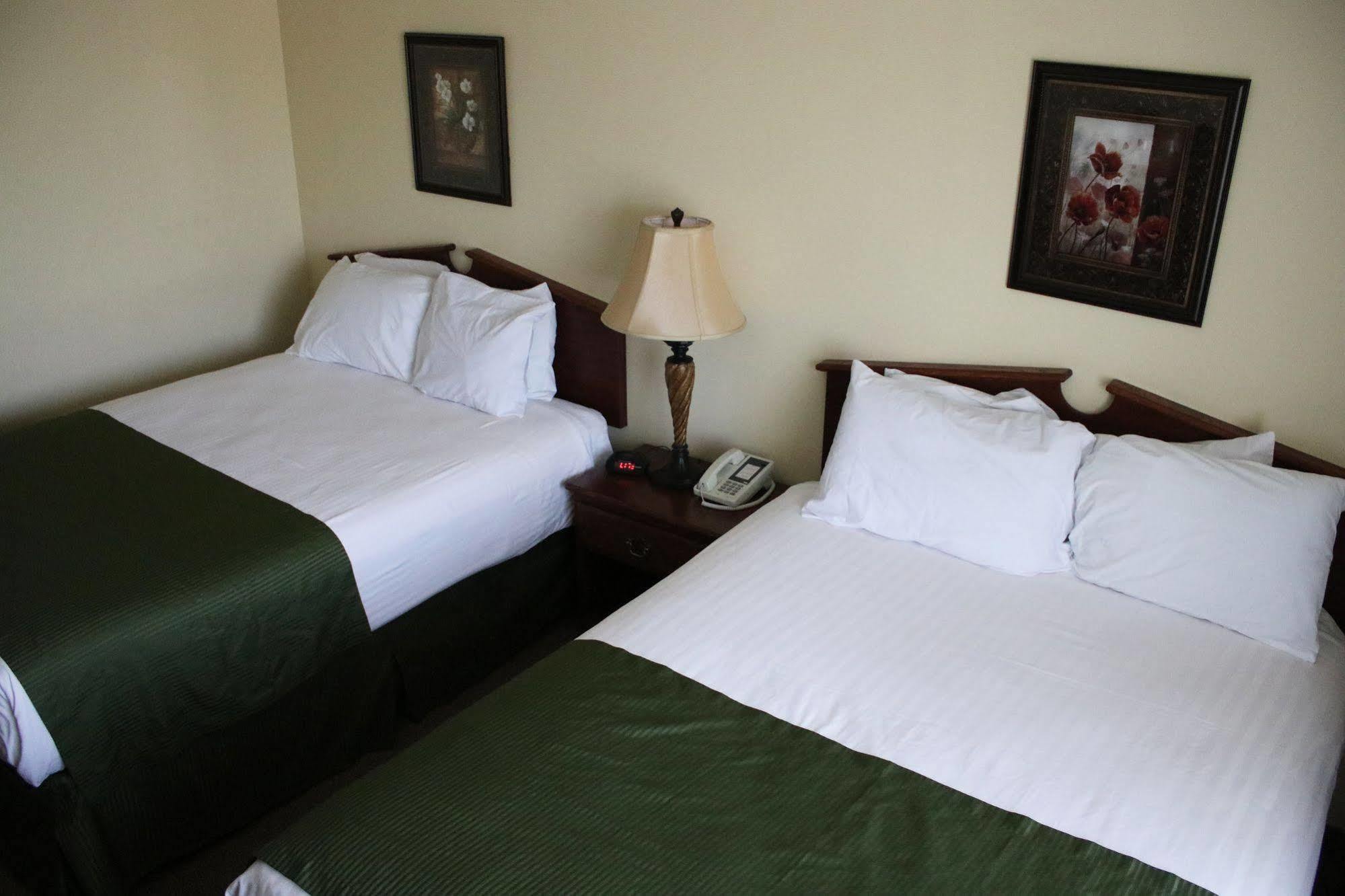 The Edgewood Hotel And Suites Fairbury Εξωτερικό φωτογραφία