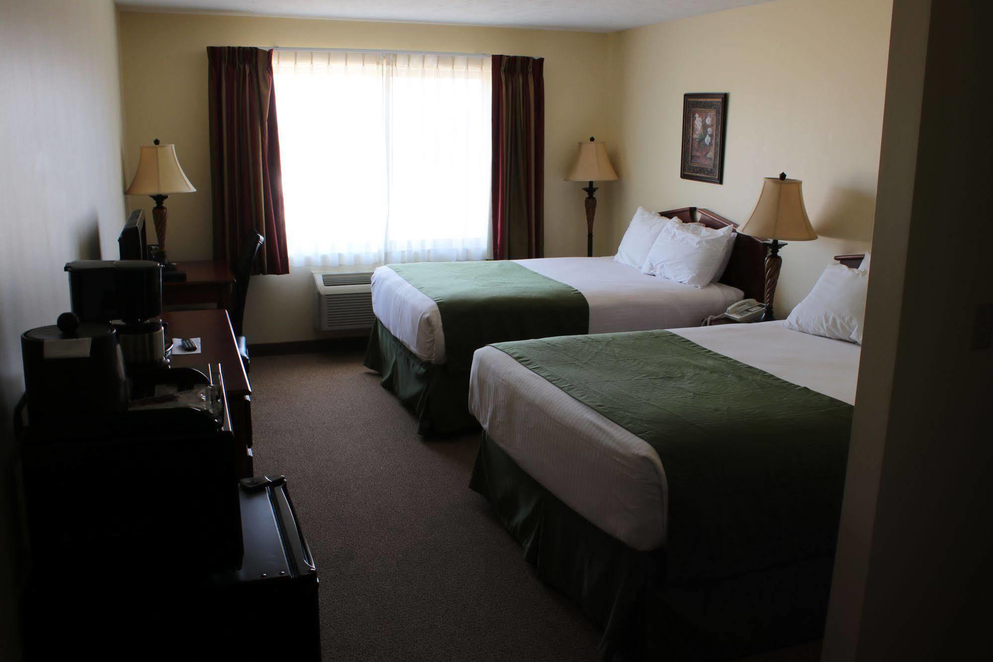 The Edgewood Hotel And Suites Fairbury Εξωτερικό φωτογραφία