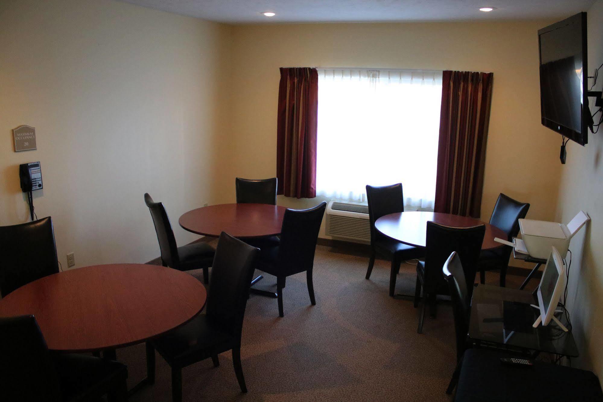 The Edgewood Hotel And Suites Fairbury Εξωτερικό φωτογραφία