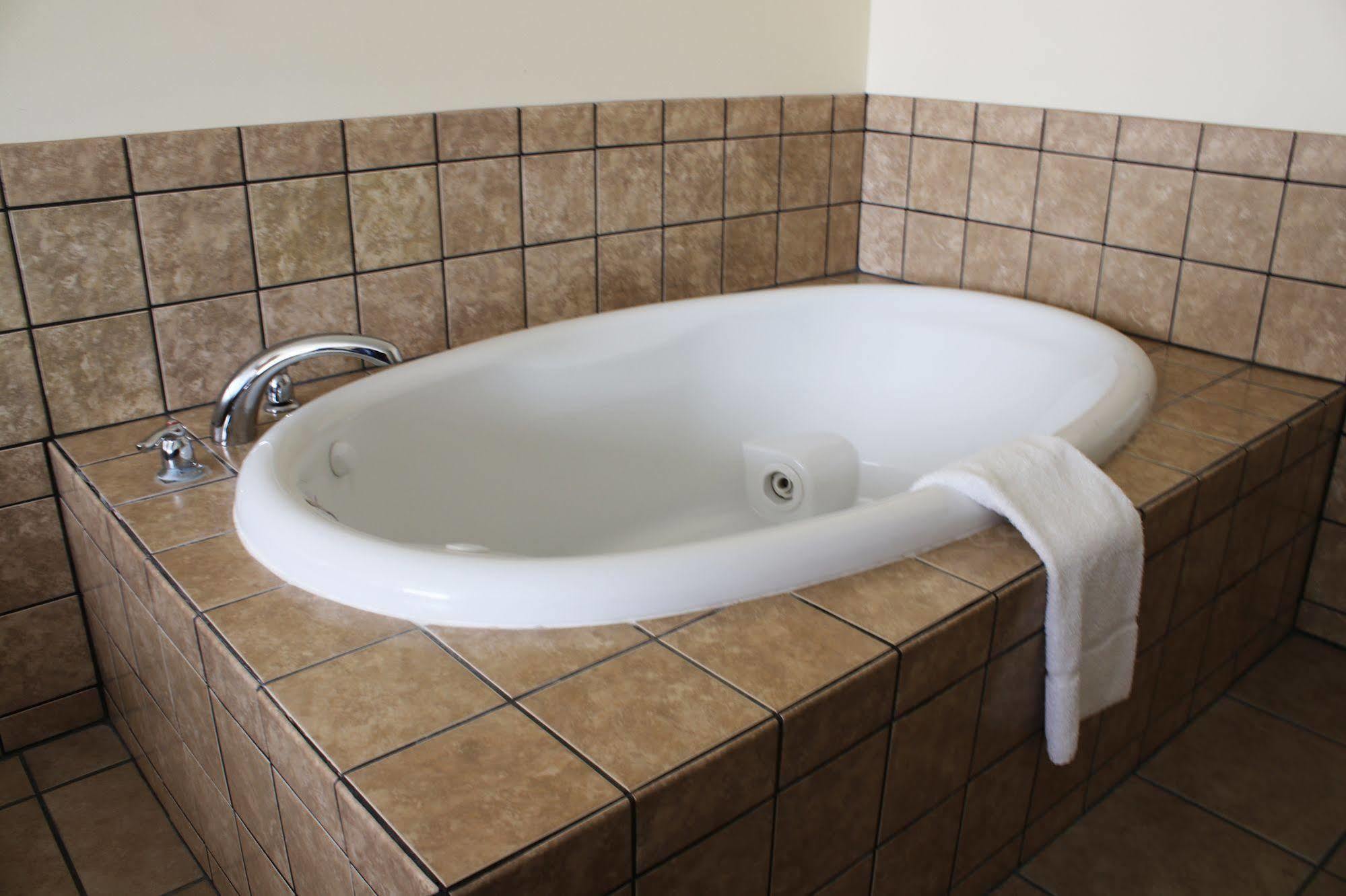 The Edgewood Hotel And Suites Fairbury Εξωτερικό φωτογραφία