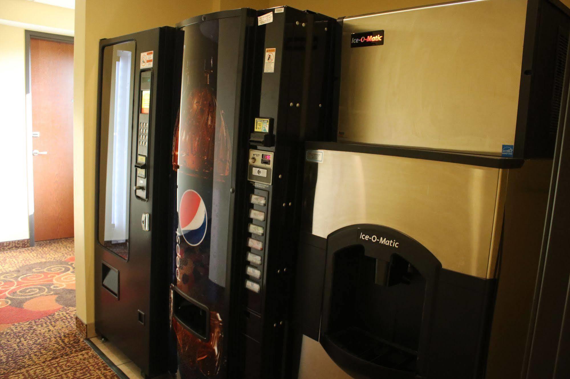 The Edgewood Hotel And Suites Fairbury Εξωτερικό φωτογραφία