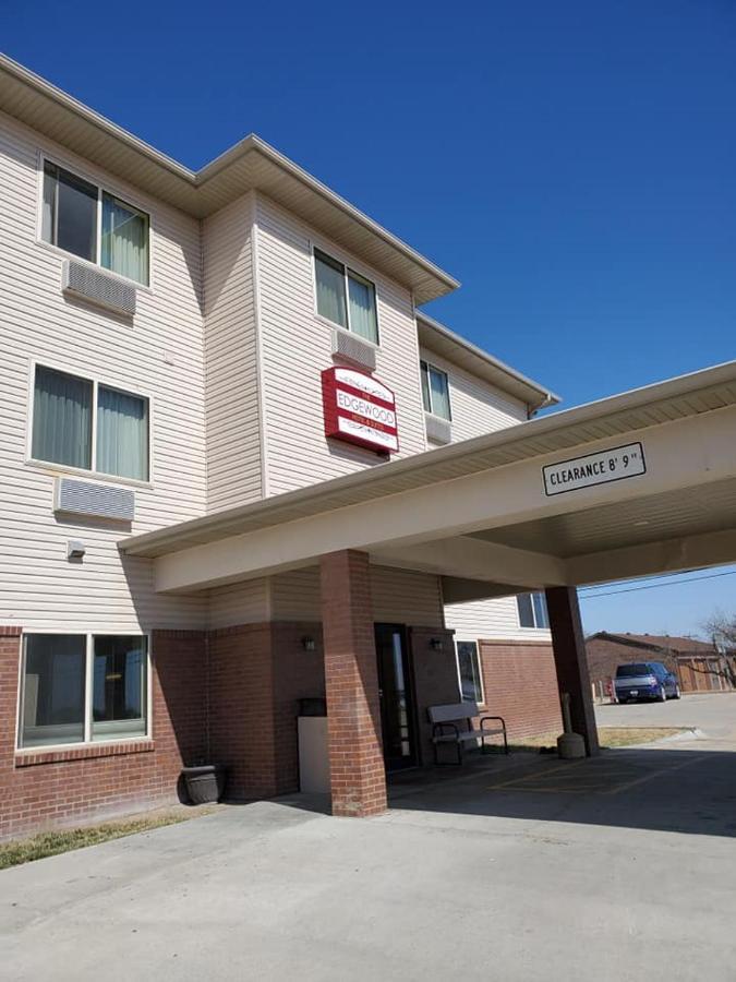 The Edgewood Hotel And Suites Fairbury Εξωτερικό φωτογραφία