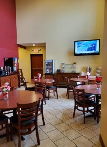 The Edgewood Hotel And Suites Fairbury Εξωτερικό φωτογραφία